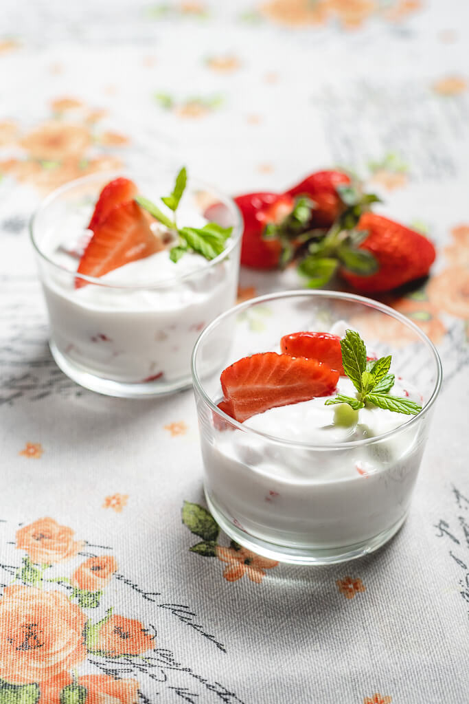 Postre yogurt y fresas